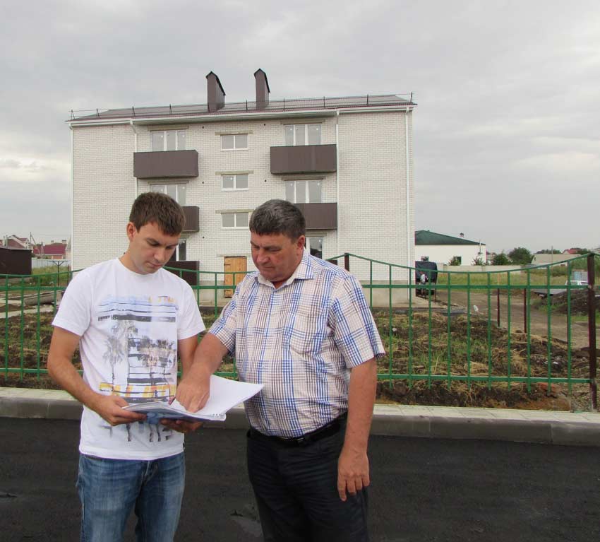 Константин и Иван Николаевич ЯМУШЕВЫ. Позади – возведенный недавно                            12-квартирный жилой дом
