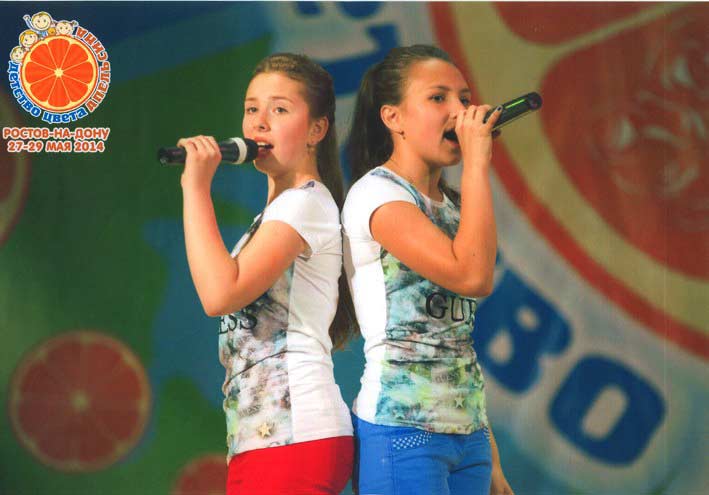 Ульяна СТАДНИК  и Виолетта БОНДАРЧУК                (слева направо) на международном фестивале    «Детство цвета апельсина»  Фото из личного архива девочек  