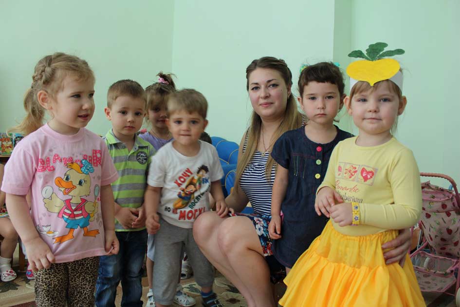 Воспитатель Евгения Викторовна Тюрева с малышами Фото из личного архива воспитателя 