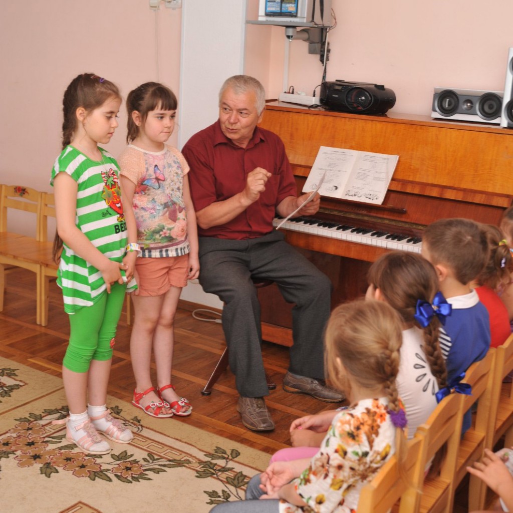 Вячеслав Иванович ШУБИН                                                          во время музыкального занятия   Фото М. Касьяна