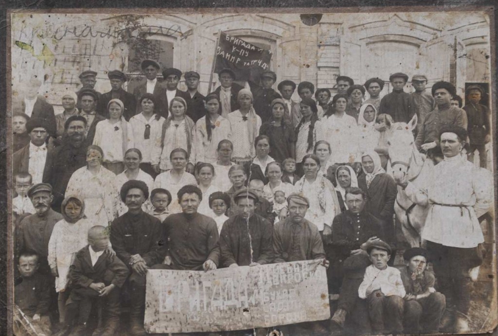 Бригада колхоза «За мир и труд» перед праздничной демонстрацией. Снимок 30-х годов