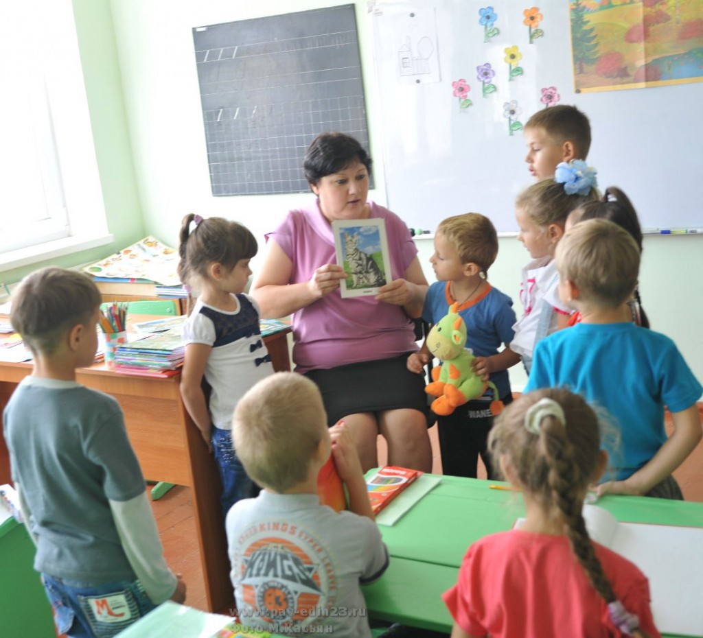 Е.А, Орлова ведет занятие в студии развивающего обучения "Малышок"