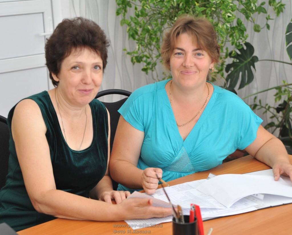 Директор центра Н.А. Дудник (слева) и ее заместитель Н.В. Жуоква работают с учебным планом