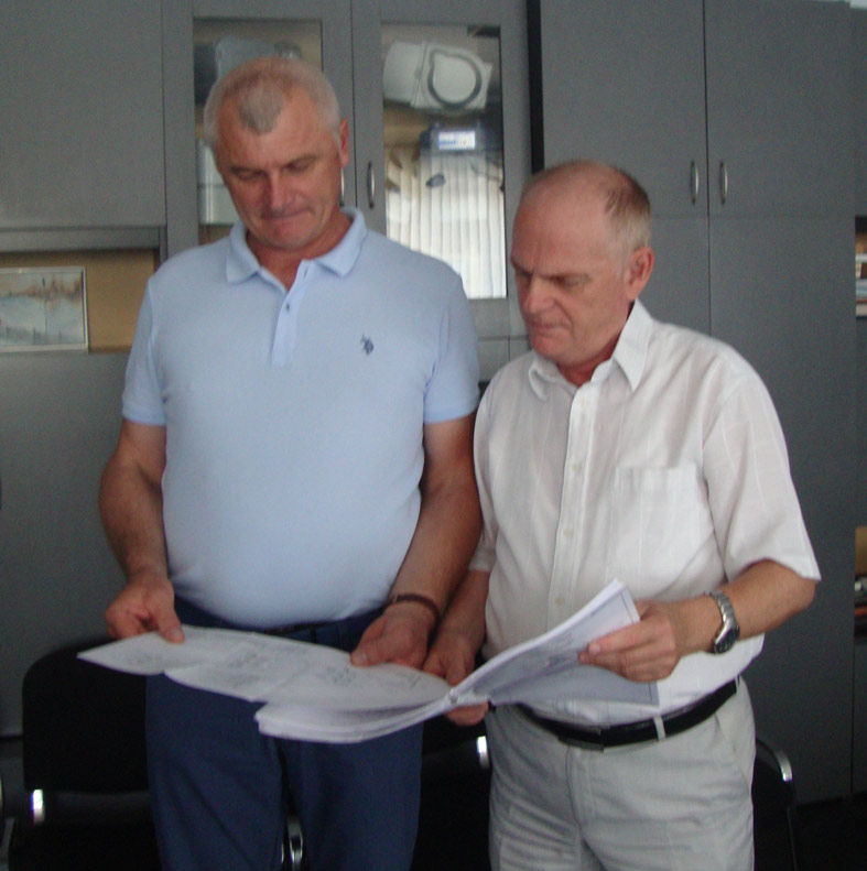 Главный инженер райгаза Н.В. МИРОНЕНКО и ис- полнительный директор А.Л.  СУХОМЛИНОВ (слева  направо