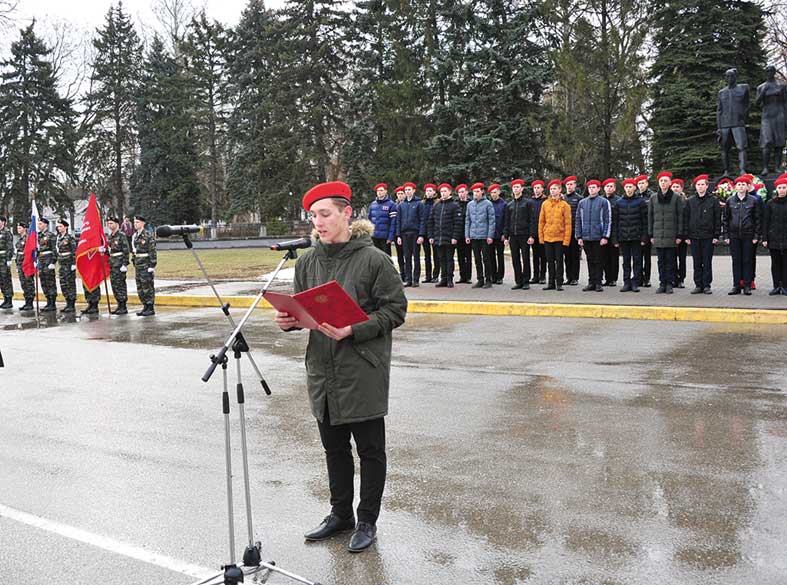Больше 40 старшеклассников на площади Победы торжественно дали клятву юнармейца.