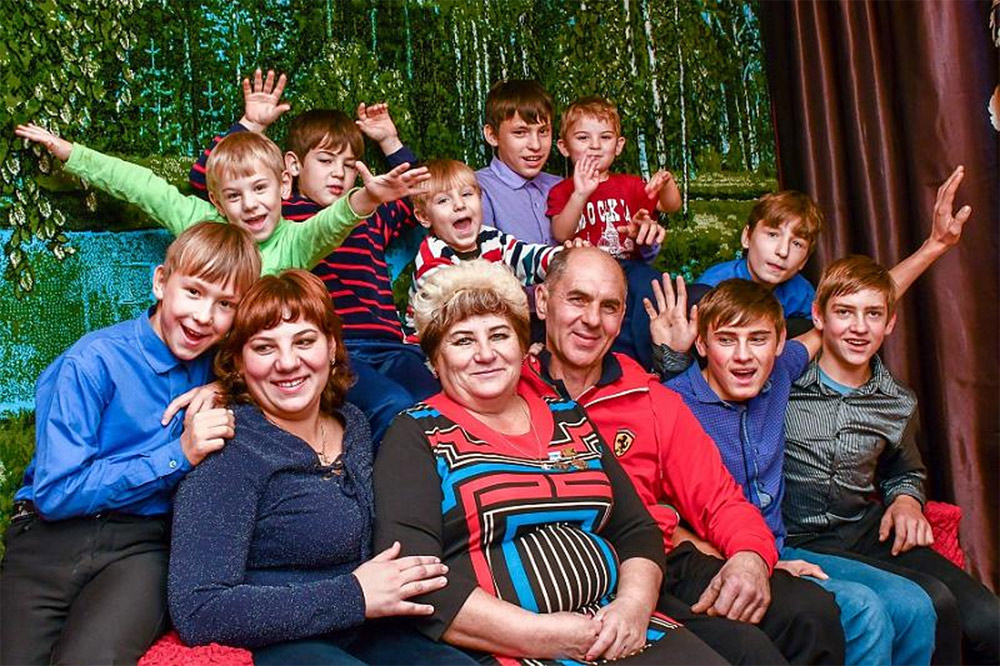 Сергей и Марина Пажитневы воспитывают восемь детей, шестеро из которых - приемные