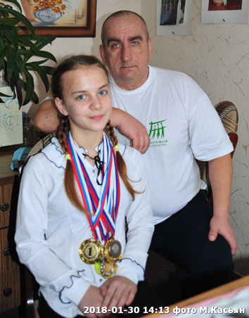 Победительница первенства Краснодарского края Алина Никодимова и тренер Олег Михайличенко.