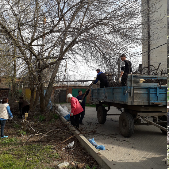 Коллективными усилиями убирают кучи мусора во дворе                       двухэтажек на Гладкова.