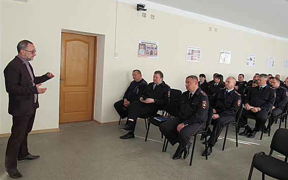 Врач анестезиолог-реаниматолог  Александр Караев напомнил полицейский правила оказания первой медпомощи