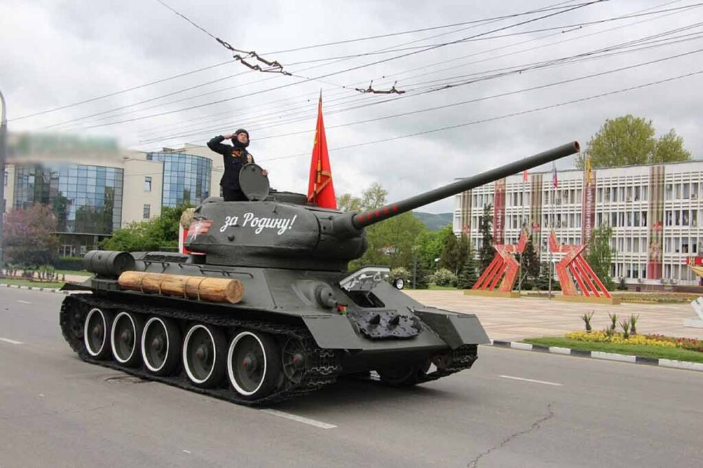 Легендарный танк Т-34 на параде в Новороссийске. Фото с сайта администрации Краснодарского края.