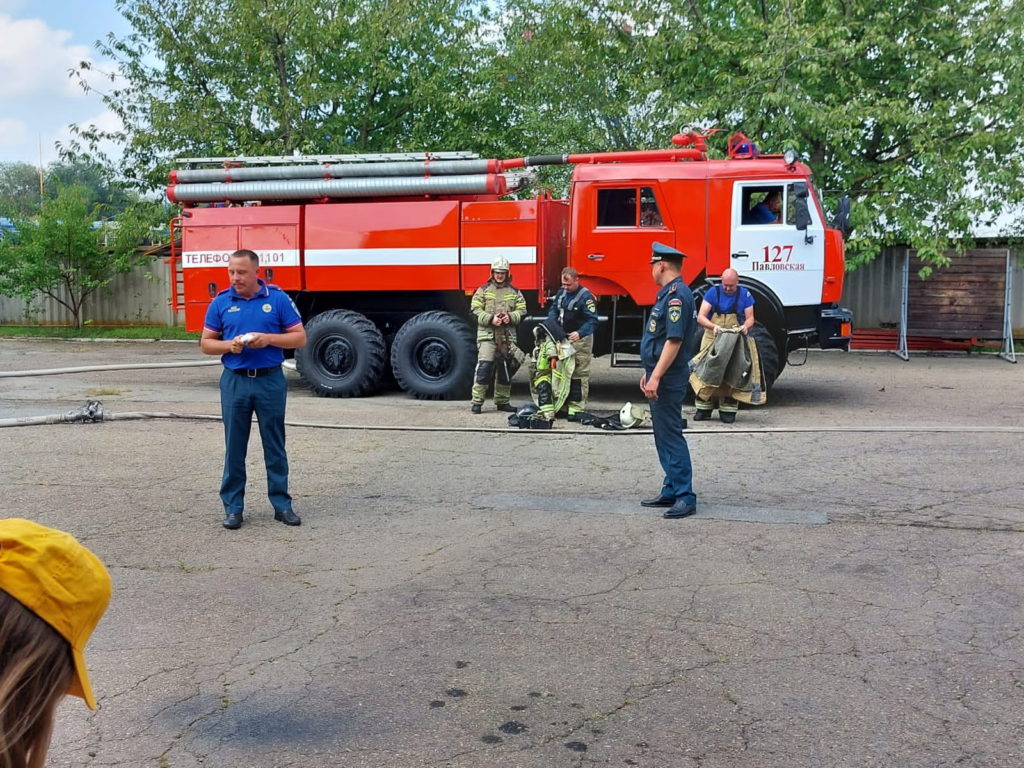 Для воспитанников лагеря дневного пребывания школы № 1 станицы Павловской  сотрудники МЧС России провели экскурсию на территории 127  пожарно-спасательной части | 27.07.2023 | Павловская - БезФормата