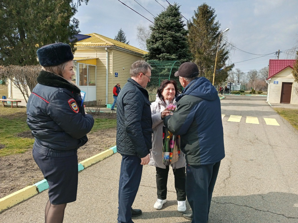 Полицейские Павловского района и представители ветеранской организации при  отделе провели акцию «8 Марта в каждый дом!» | 08.03.2024 | Павловская -  БезФормата