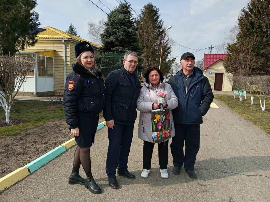 Полицейские Павловского района и представители ветеранской организации при  отделе провели акцию «8 Марта в каждый дом!» | 08.03.2024 | Павловская -  БезФормата